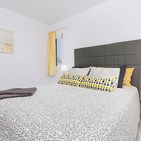 Home2book Stylish Coastal Apartment, Коральео